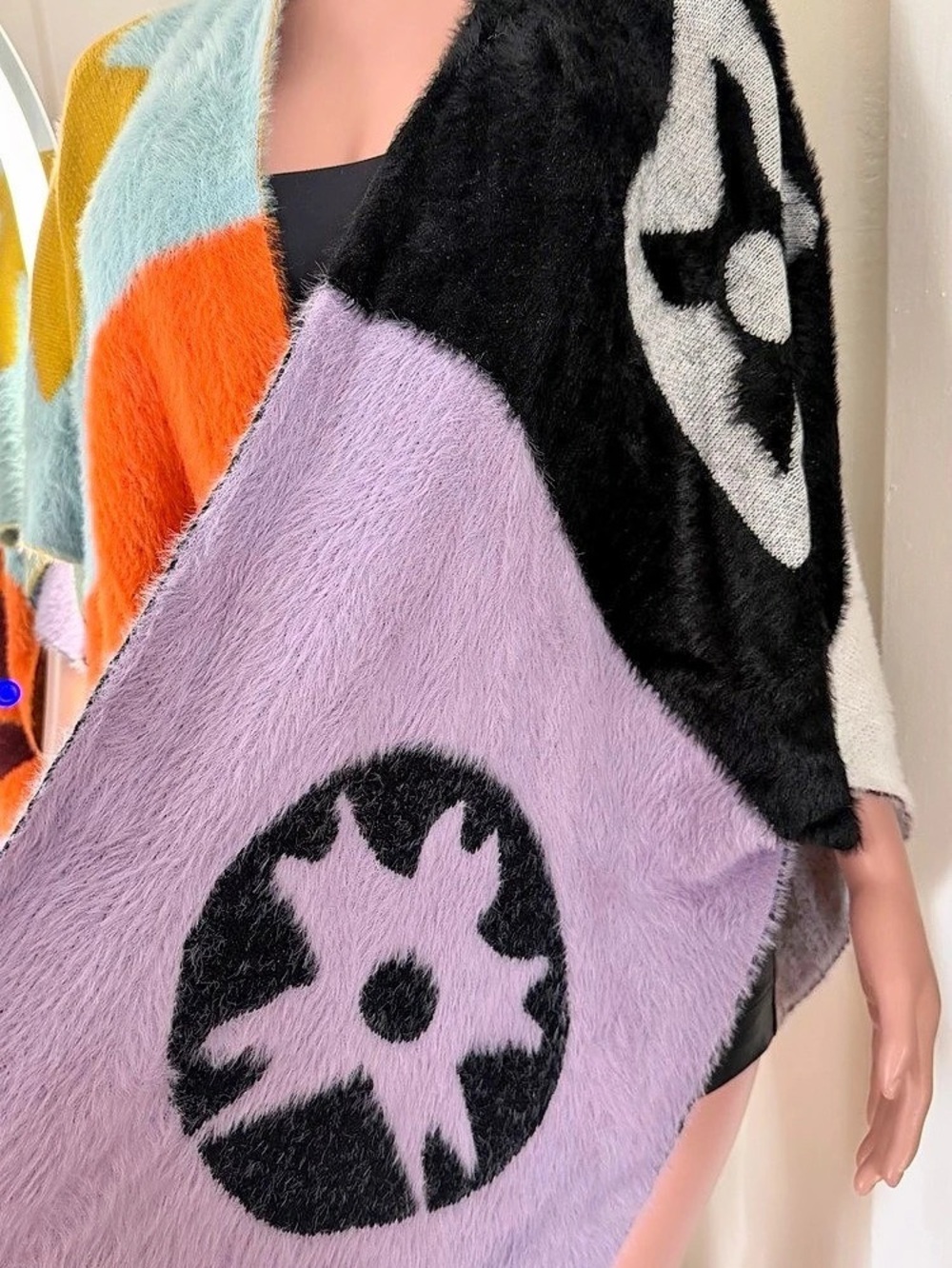 Color Block Geometric Shrug - Picture 4 of 7